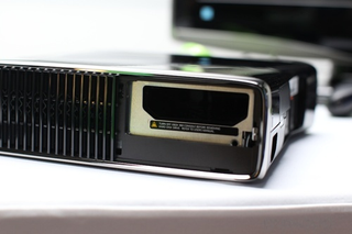 Illustration for article titled The New Xbox 360 in Person: So Glossy It Hurts